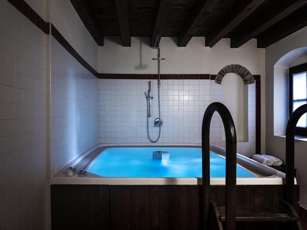    Residenza villa dei cedri: bagno con idromassaggio privato