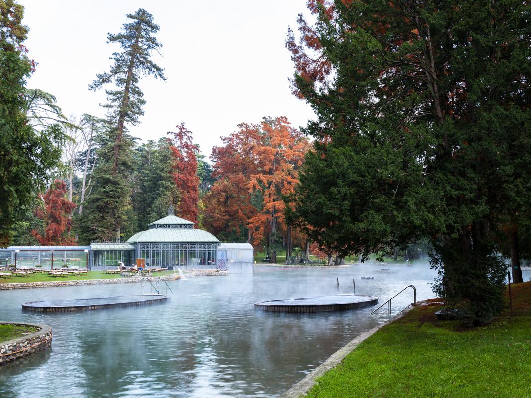  Il lago principale con serra - giardino d'inverno