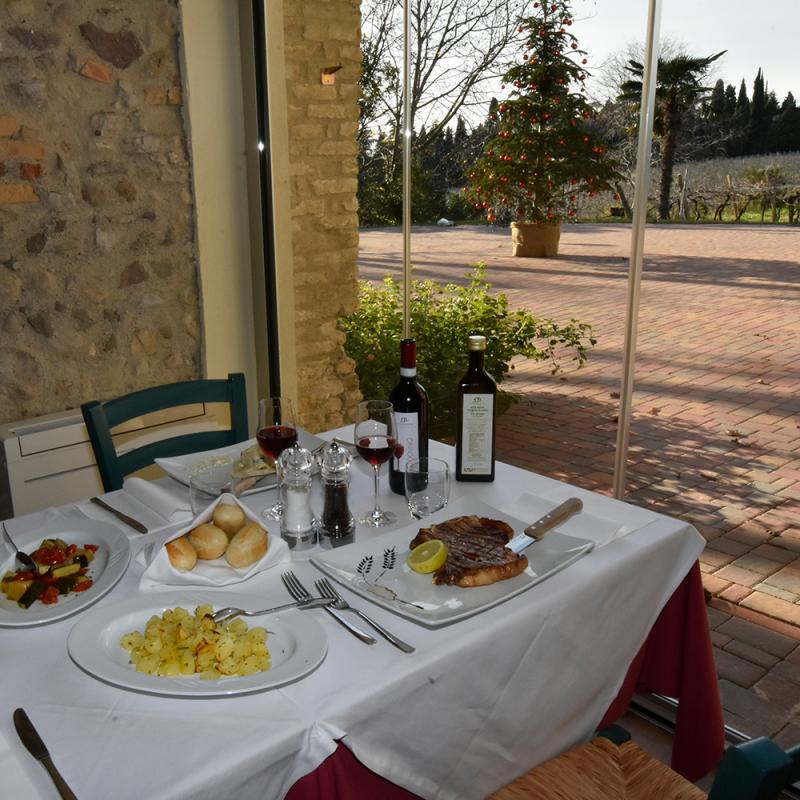    country house "le Palazzole": tavola imbandita