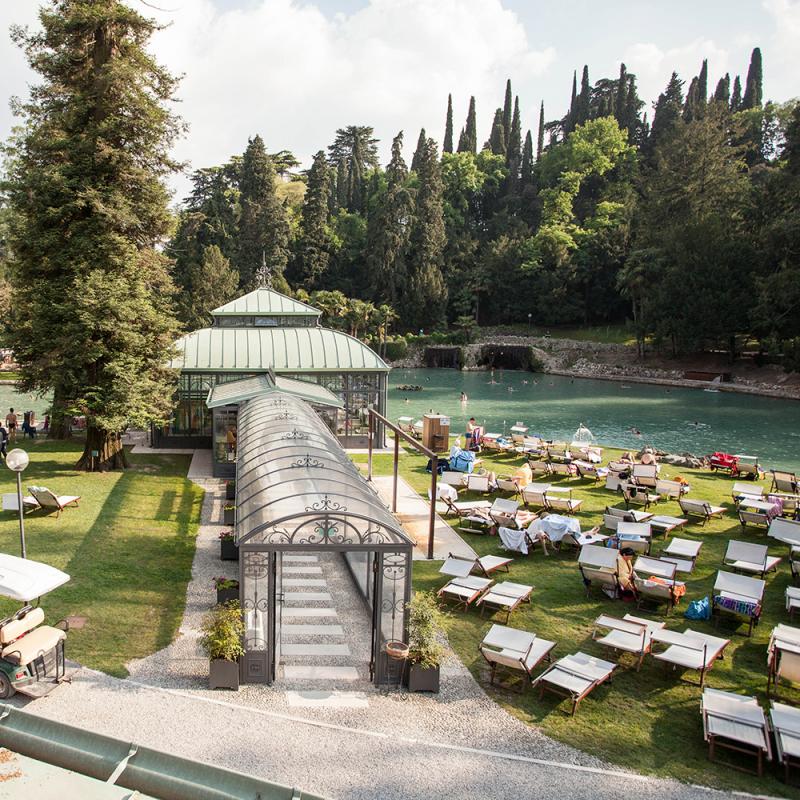   Il lago termale visto dalla terrazza del giardino d'inverno