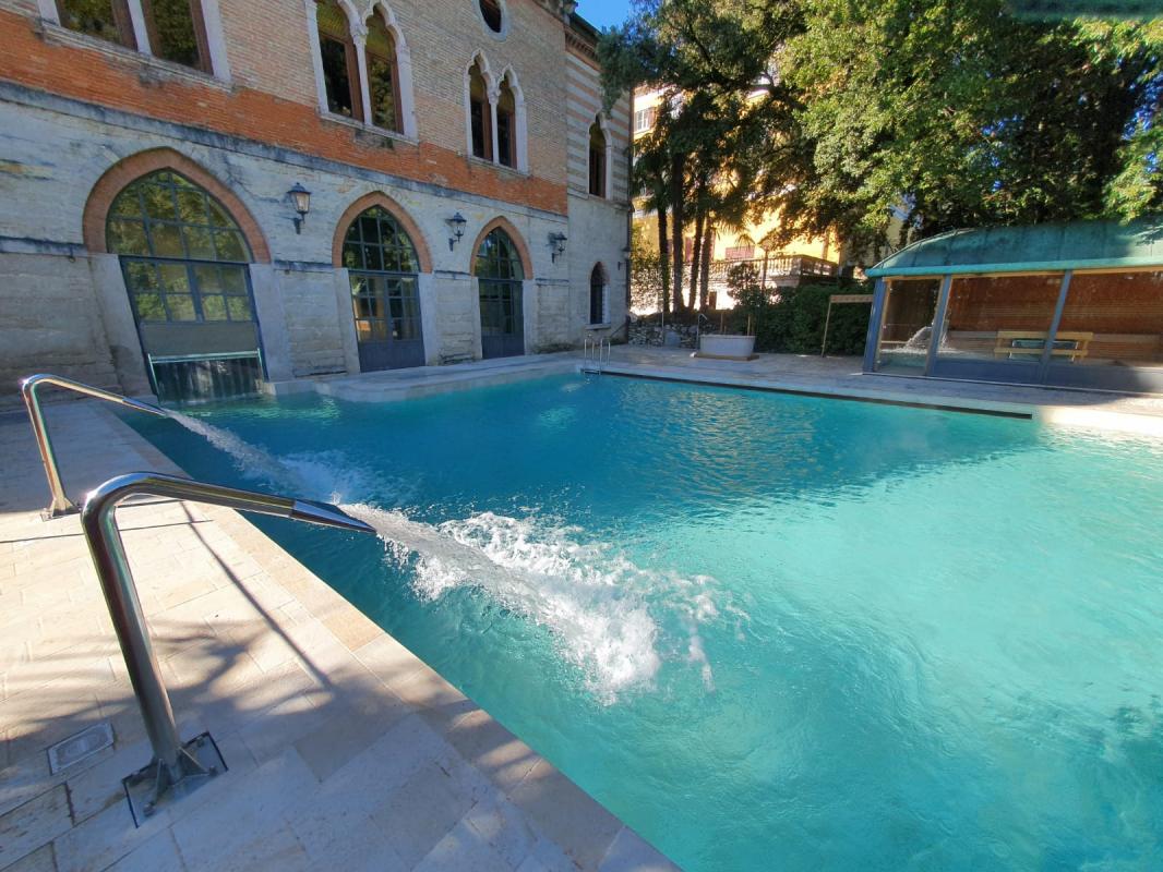  Piscina termale esterna del centro benessere della Villa dei Cedri